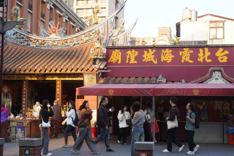 Read more about the article 台北心靈圖鑑之三：大稻埕霞海城隍廟——都會迷宮裡的幸福診斷室