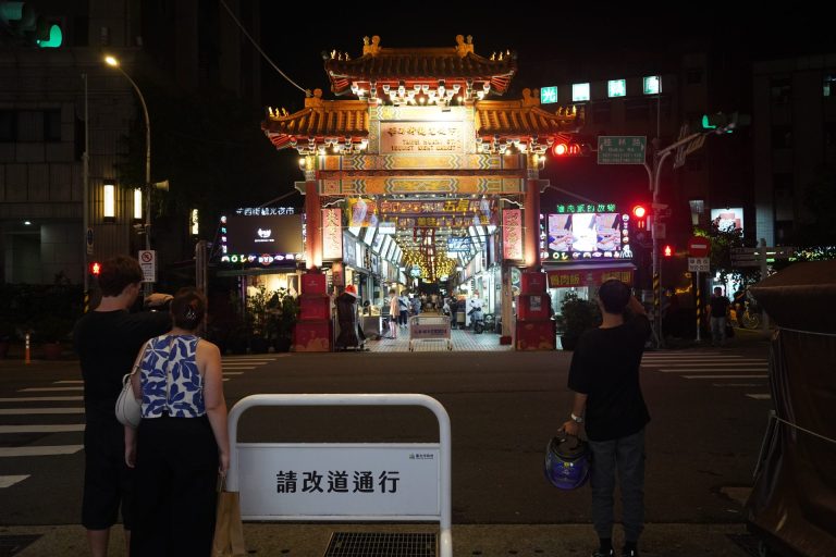 Read more about the article 電影裡的夜市之二《艋舺》:華西街夜市的江湖拚殺
