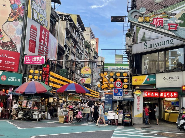 Read more about the article 電影裡的夜市之三 《黑暗之光》:基隆廟口夜市的愛情